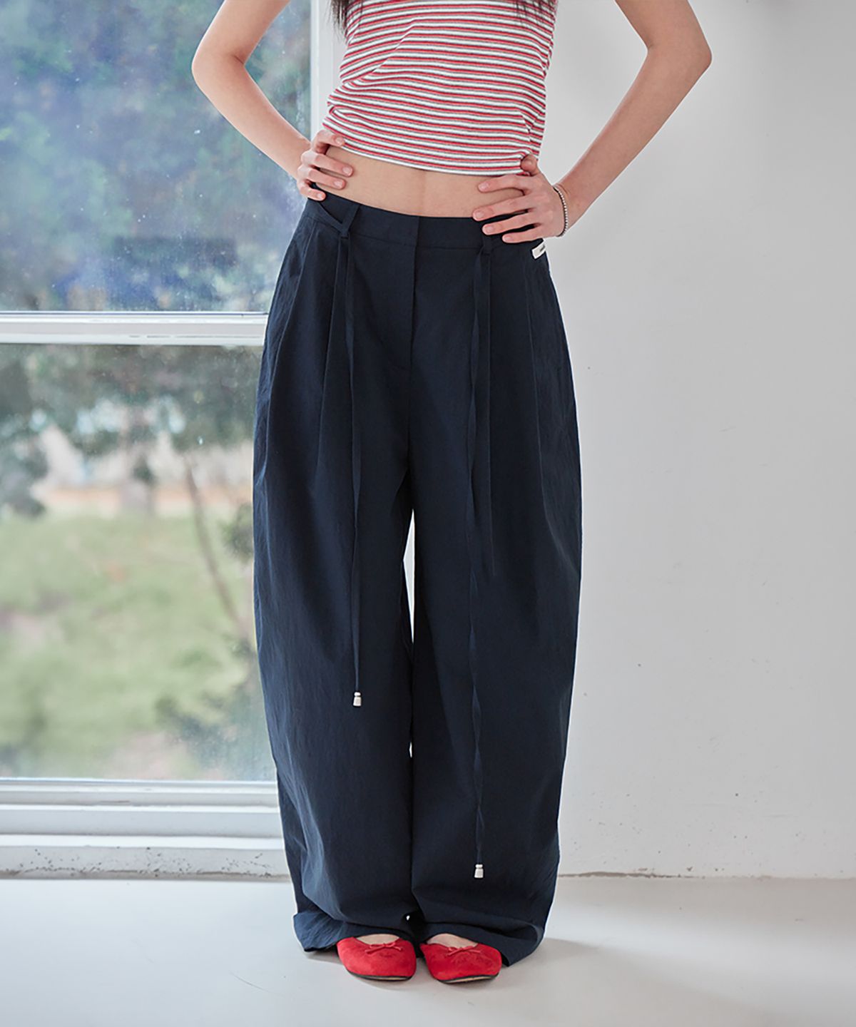 런던다다(LONDONDADA) Nylon Pintuck Balloon Slacks, NAVY