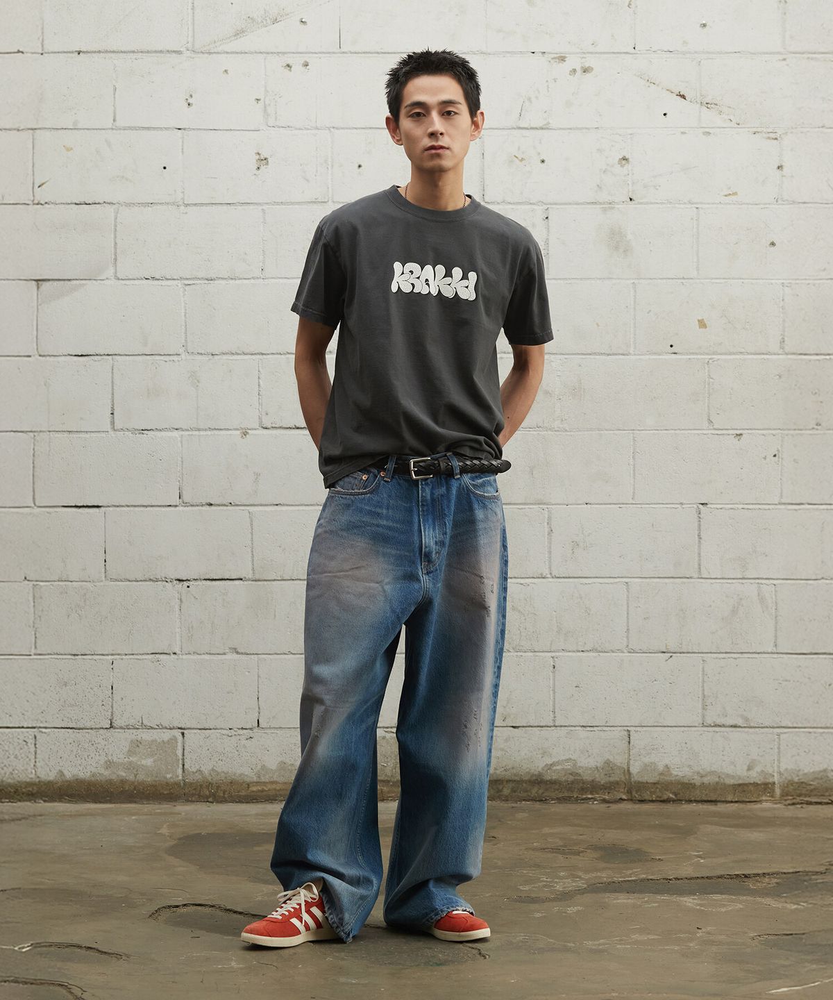 크래키(KRAKKI) [Unisex] Round Logo Tee_Charcoal [KR265PUT423]