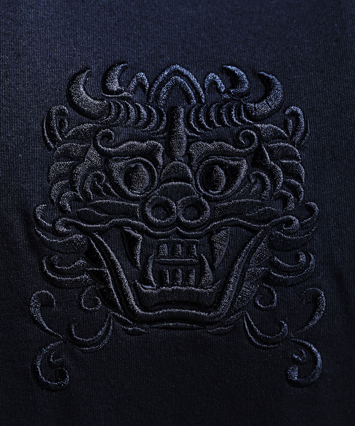키르티무카(KIRTIMUKHA) 자수 롱 나시 티셔츠 블랙