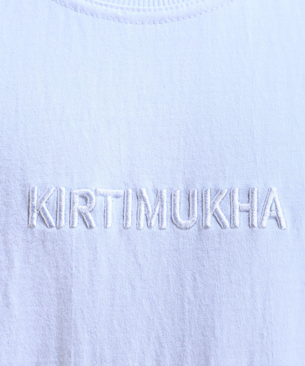 키르티무카(KIRTIMUKHA) 자수 롱 나시 티셔츠 화이트