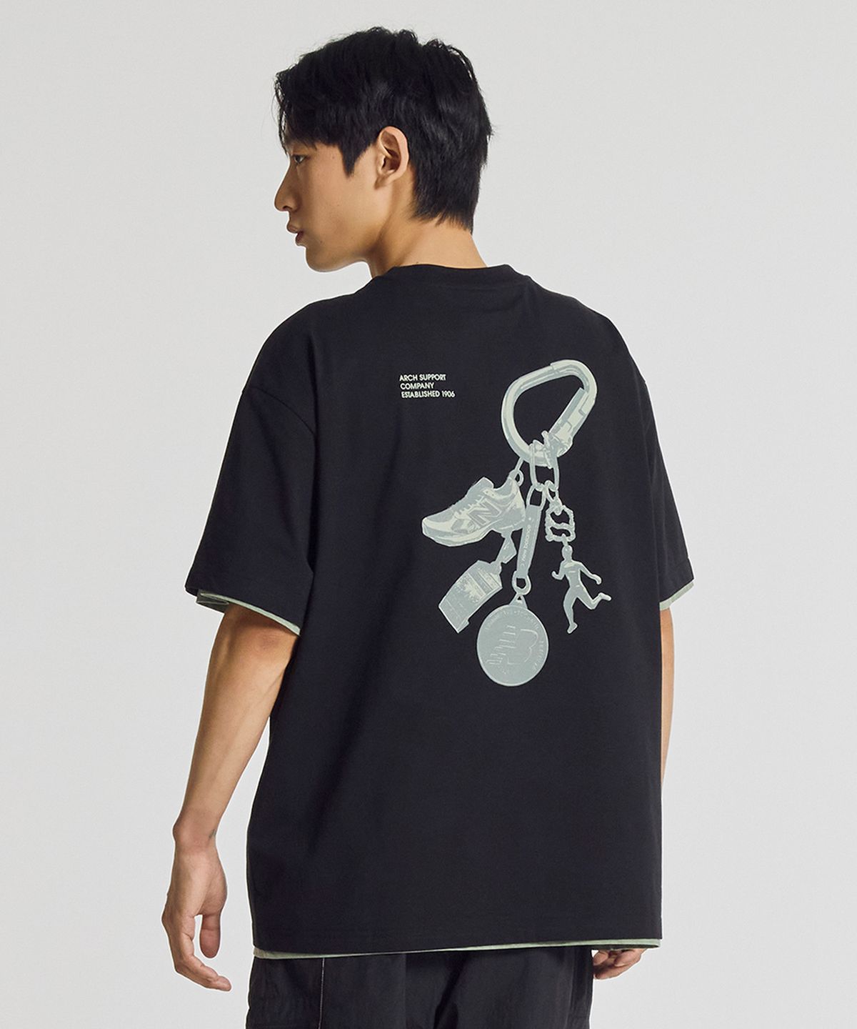 뉴발란스(NEW BALANCE) NBNEG21543 / UNI 트랙 클럽 카라비너 그래픽 반팔티 (BLACK)