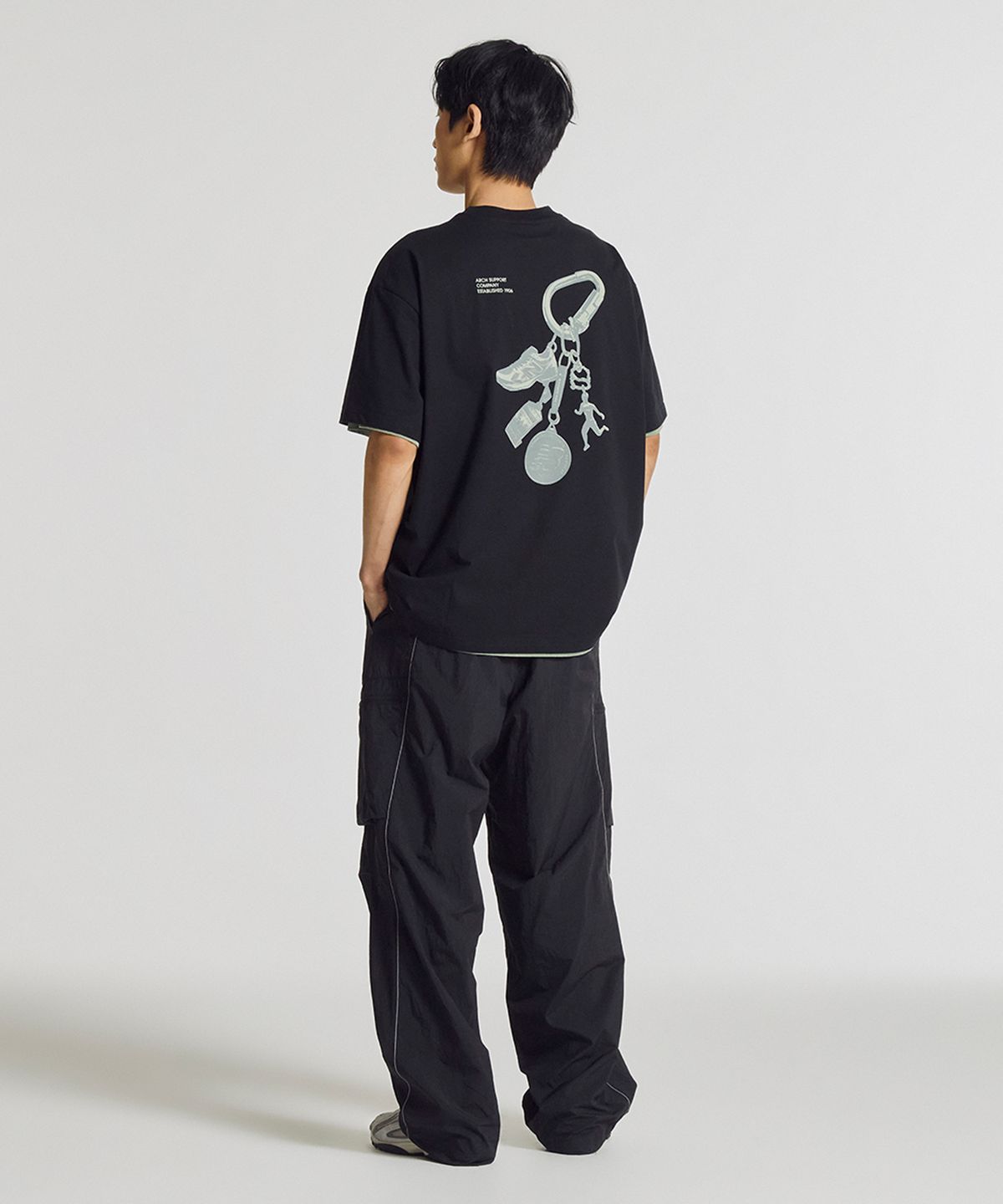 뉴발란스(NEW BALANCE) NBNEG21543 / UNI 트랙 클럽 카라비너 그래픽 반팔티 (BLACK)