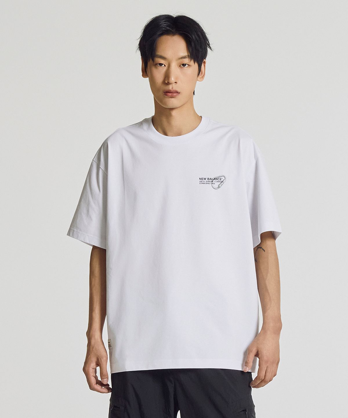 뉴발란스(NEW BALANCE) NBNEG21543 / UNI 트랙 클럽 카라비너 그래픽 반팔티 (WHTIE)