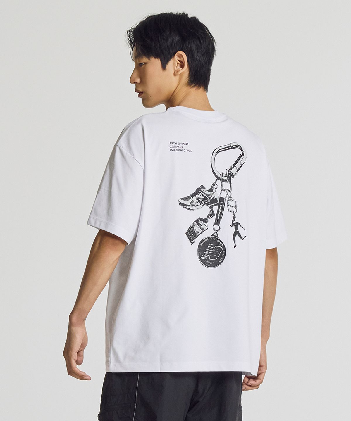 뉴발란스(NEW BALANCE) NBNEG21543 / UNI 트랙 클럽 카라비너 그래픽 반팔티 (WHTIE)
