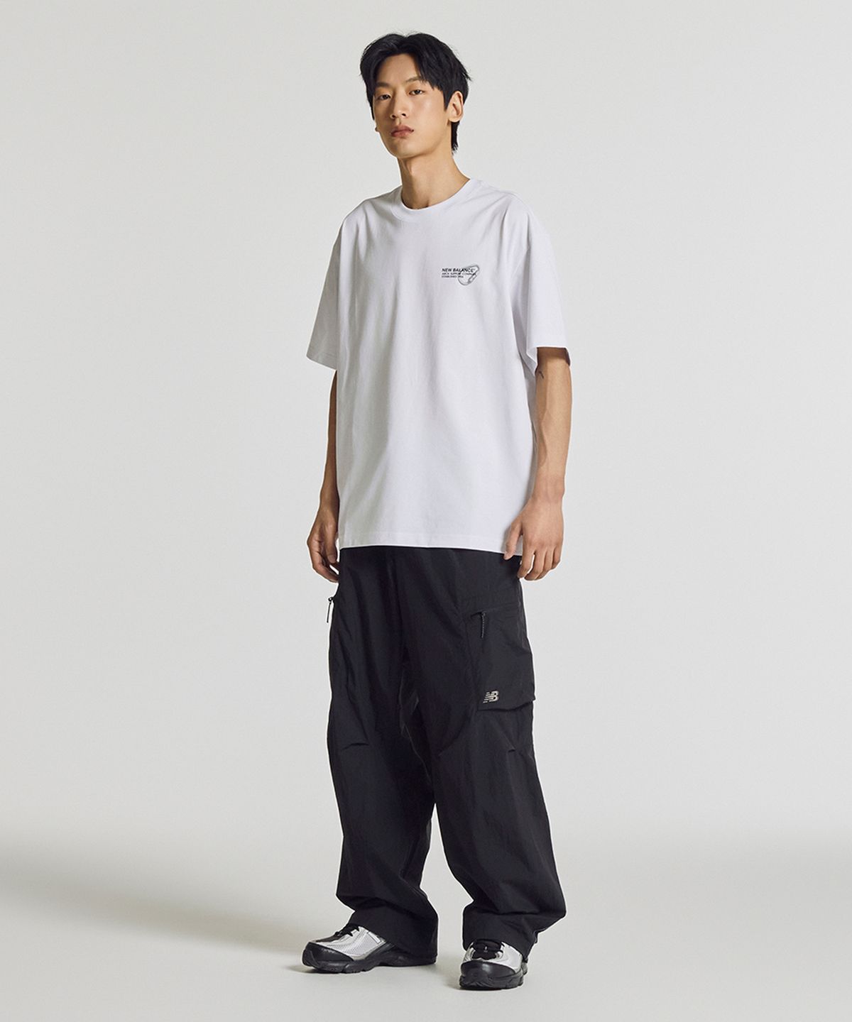 뉴발란스(NEW BALANCE) NBNEG21543 / UNI 트랙 클럽 카라비너 그래픽 반팔티 (WHTIE)