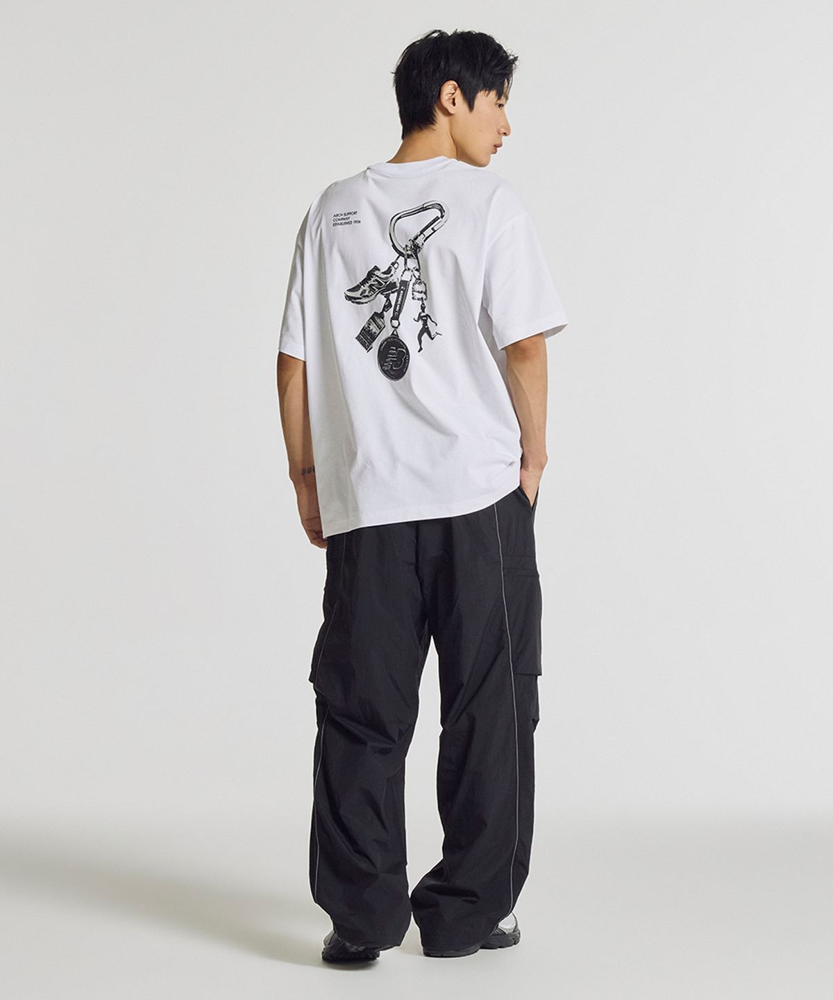 뉴발란스(NEW BALANCE) NBNEG21543 / UNI 트랙 클럽 카라비너 그래픽 반팔티 (WHTIE)