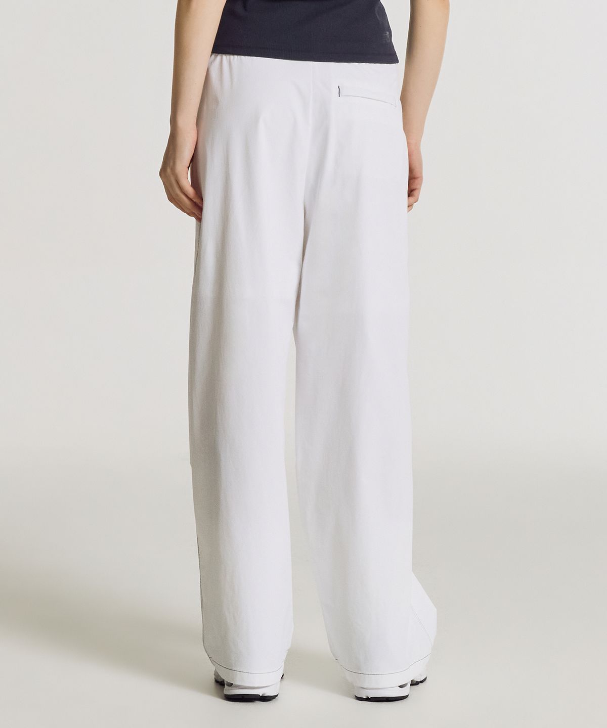 뉴발란스(NEW BALANCE) NBNTG3W612 / WOMEN FROZEN 우븐 스트레치 풀밴딩 와이드팬츠 (WHITE)