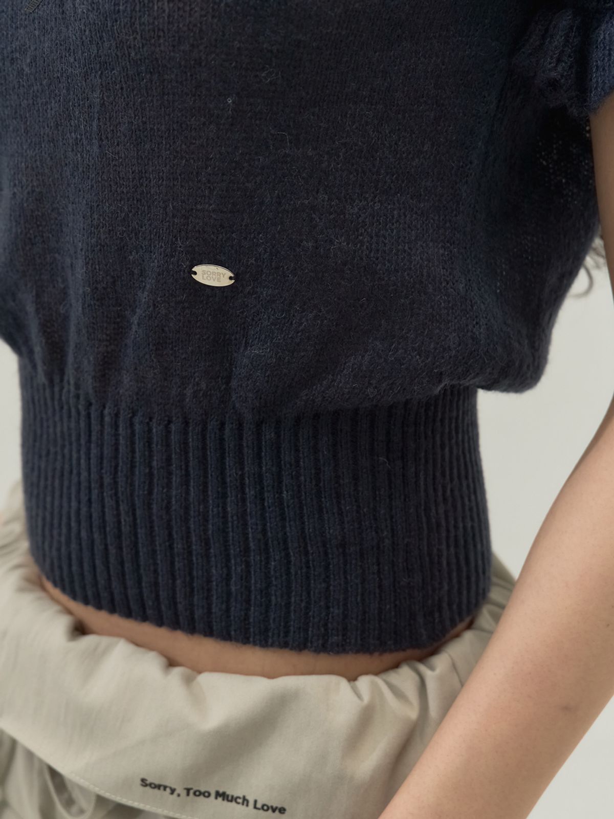 쏘리, 투 머치 러브(SORRY, TOO MUCH LOVE) Ruffle Trim Ballet Mood Knit Top_Navy