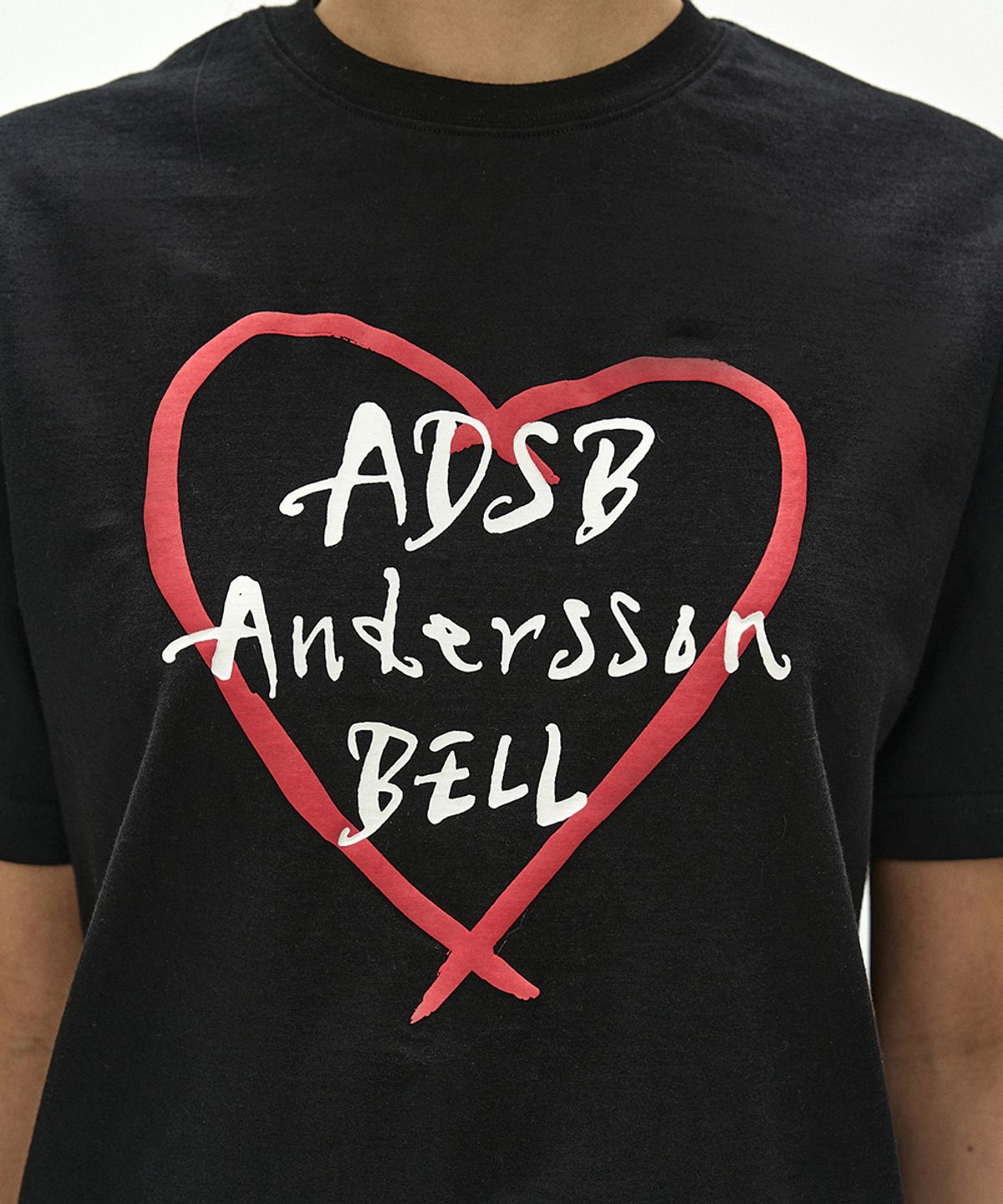 앤더슨벨(ADSB ANDERSSON BELL) UNISEX HEART KELLY LOGO T-SHIRT atb1682u(BLACK/RED)