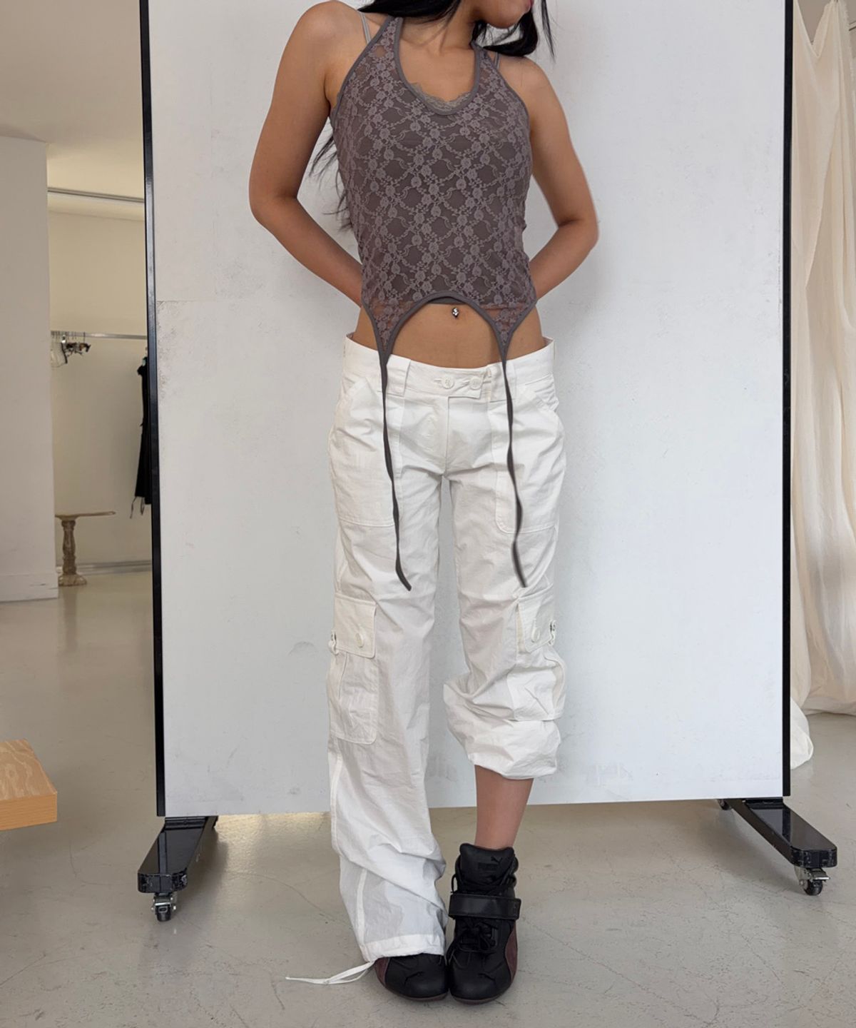 플리즈노팔로우(PLEASENOFOLLOW) Lua Garter Lace Halter Sleeveless Top (Charcoal)