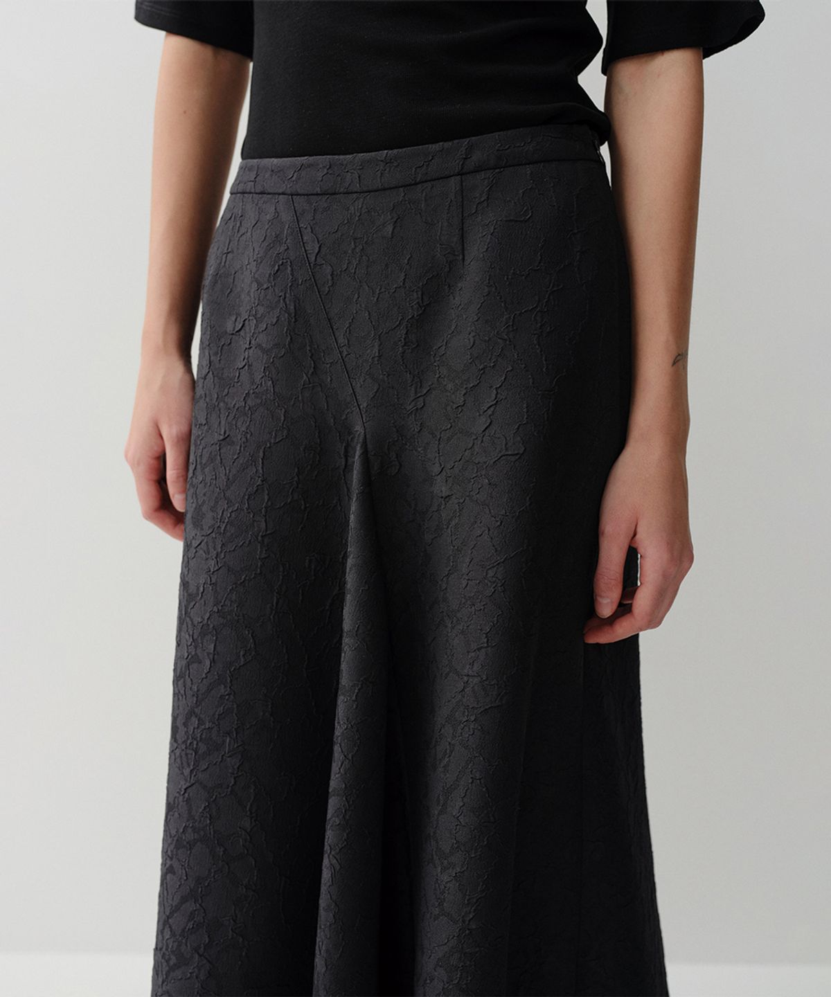 이아(EAAH) JACQUARD DRAPERY FLARE SKIRT (BLACK)
