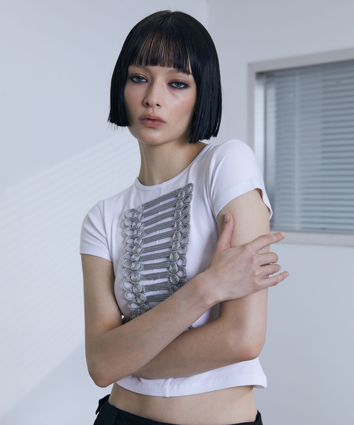 분트(VOONT) Embroidery Napoleon Slim T-Shirt (IVORY)