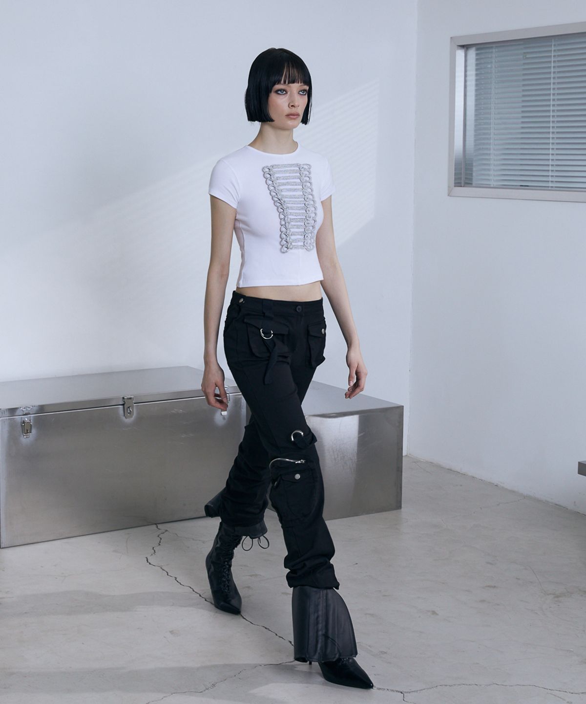 분트(VOONT) Embroidery Napoleon Slim T-Shirt (IVORY)