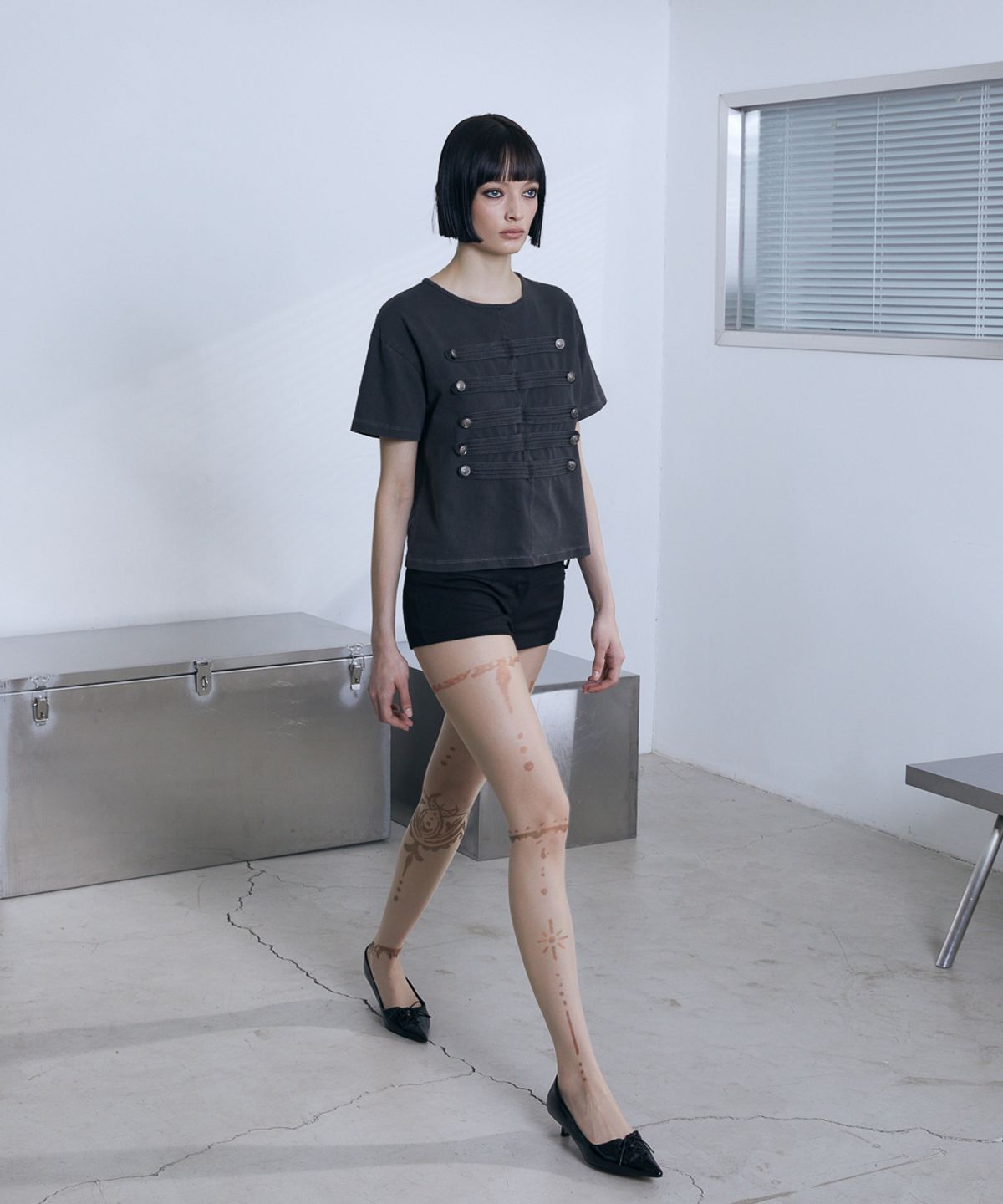 분트(VOONT) Napoleon Button Detail T-Shirt (CHARCOAL)