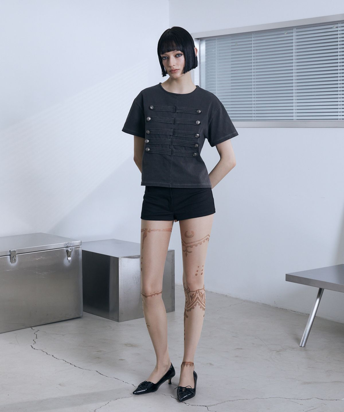 분트(VOONT) Napoleon Button Detail T-Shirt (CHARCOAL)