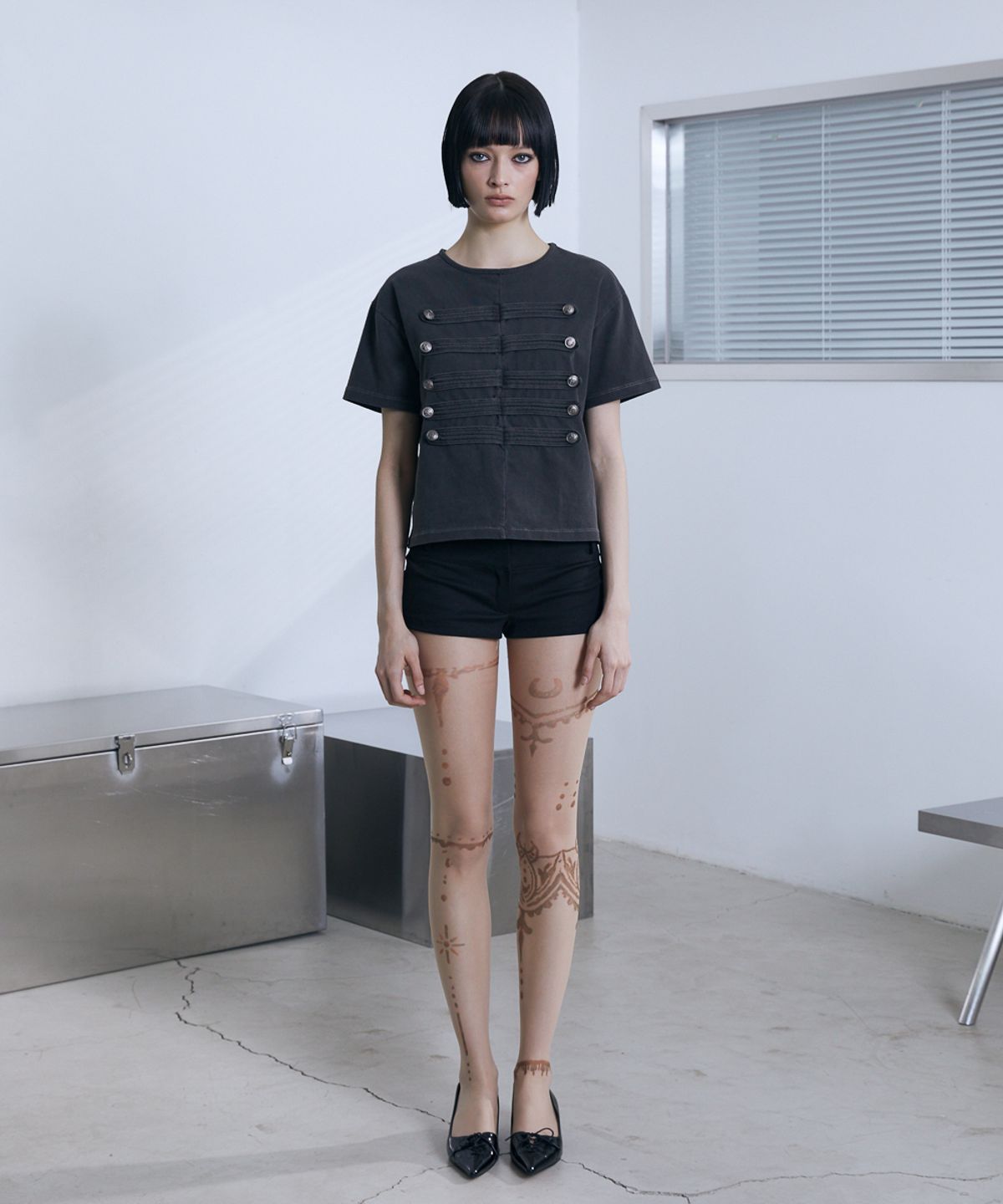 분트(VOONT) Napoleon Button Detail T-Shirt (CHARCOAL)