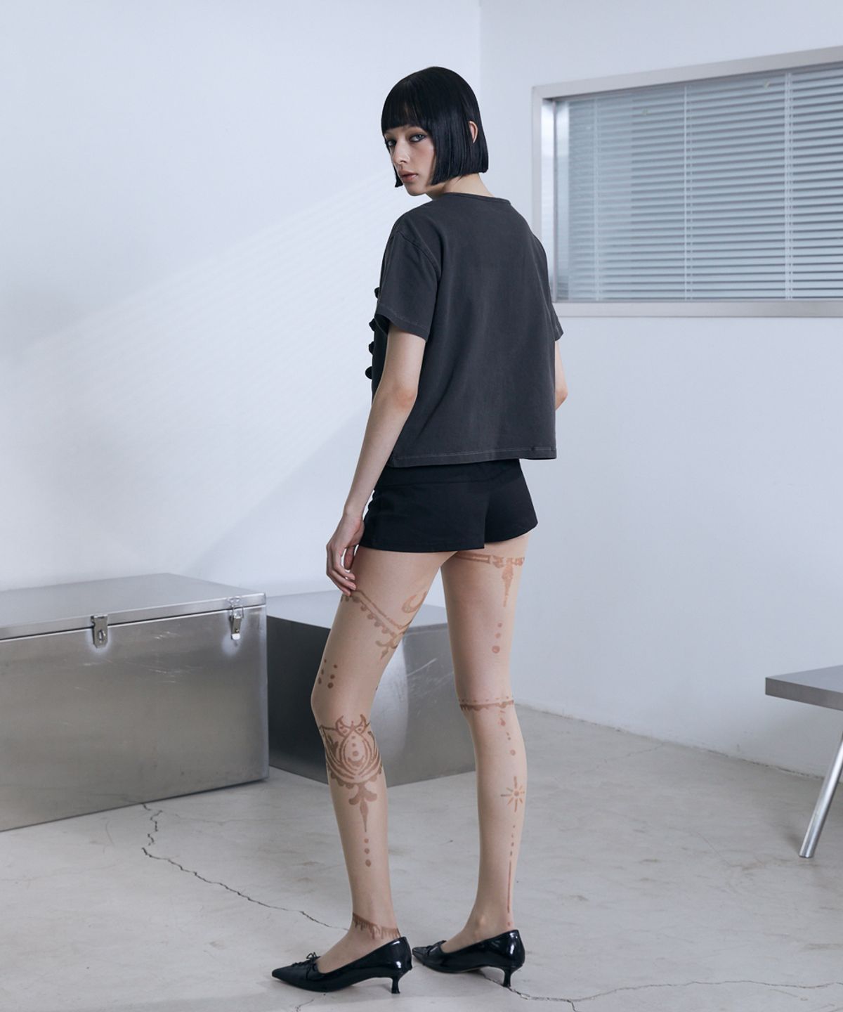분트(VOONT) Napoleon Button Detail T-Shirt (CHARCOAL)