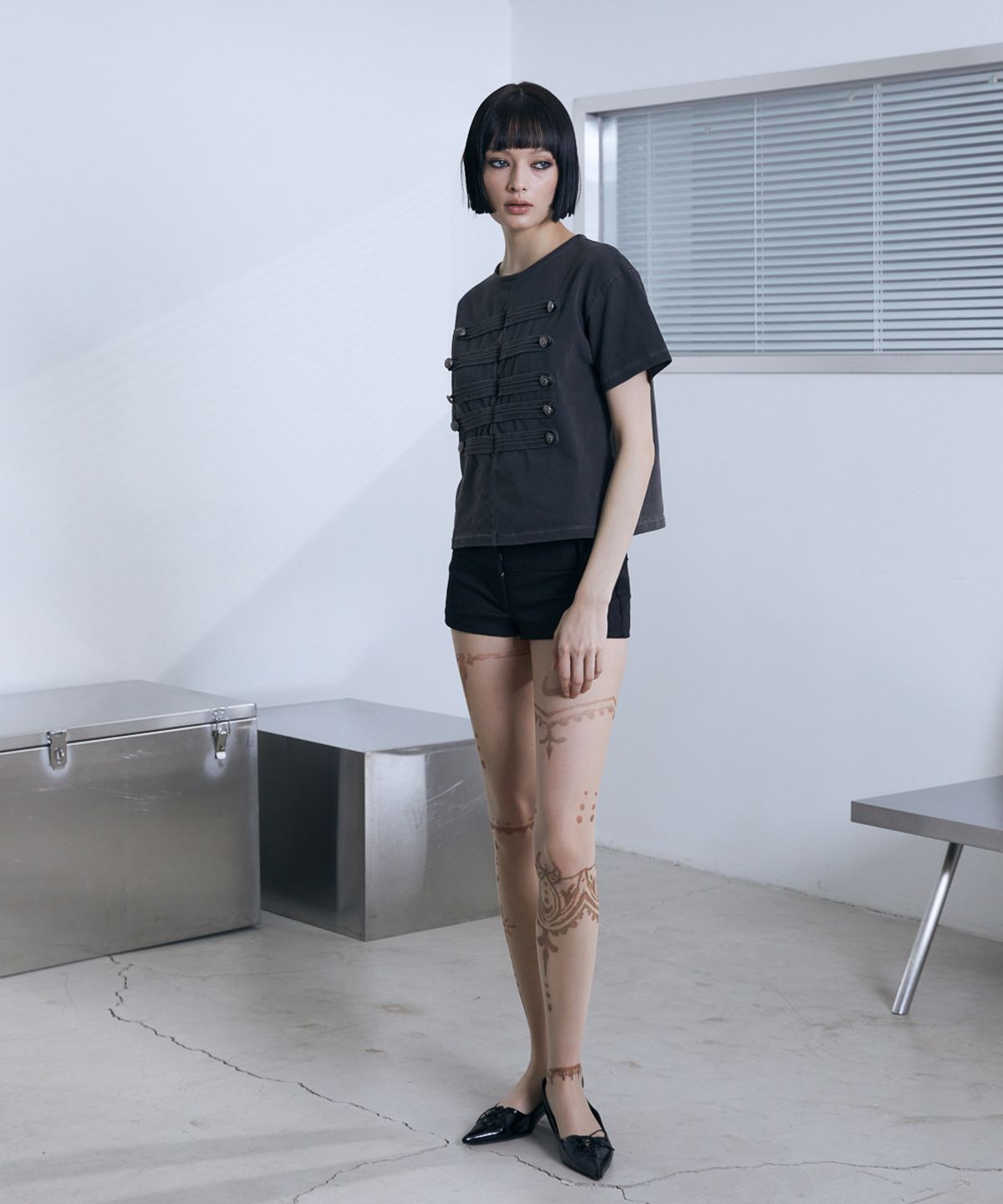 분트(VOONT) Napoleon Button Detail T-Shirt (CHARCOAL)