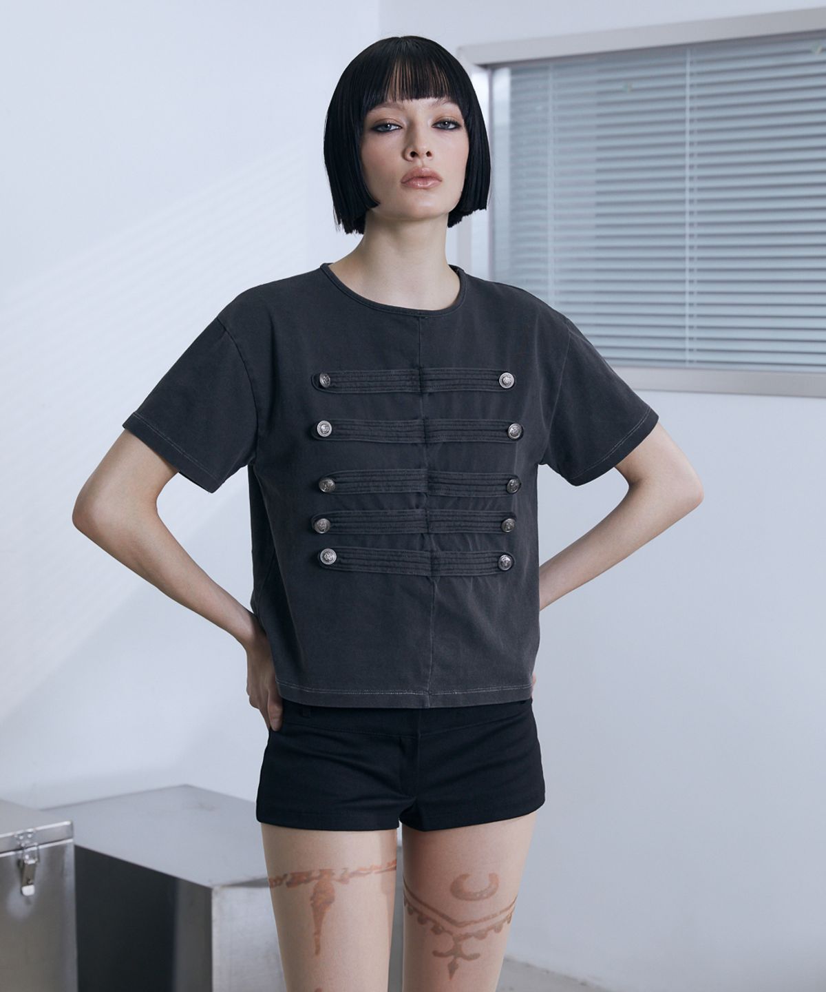 분트(VOONT) Napoleon Button Detail T-Shirt (CHARCOAL)