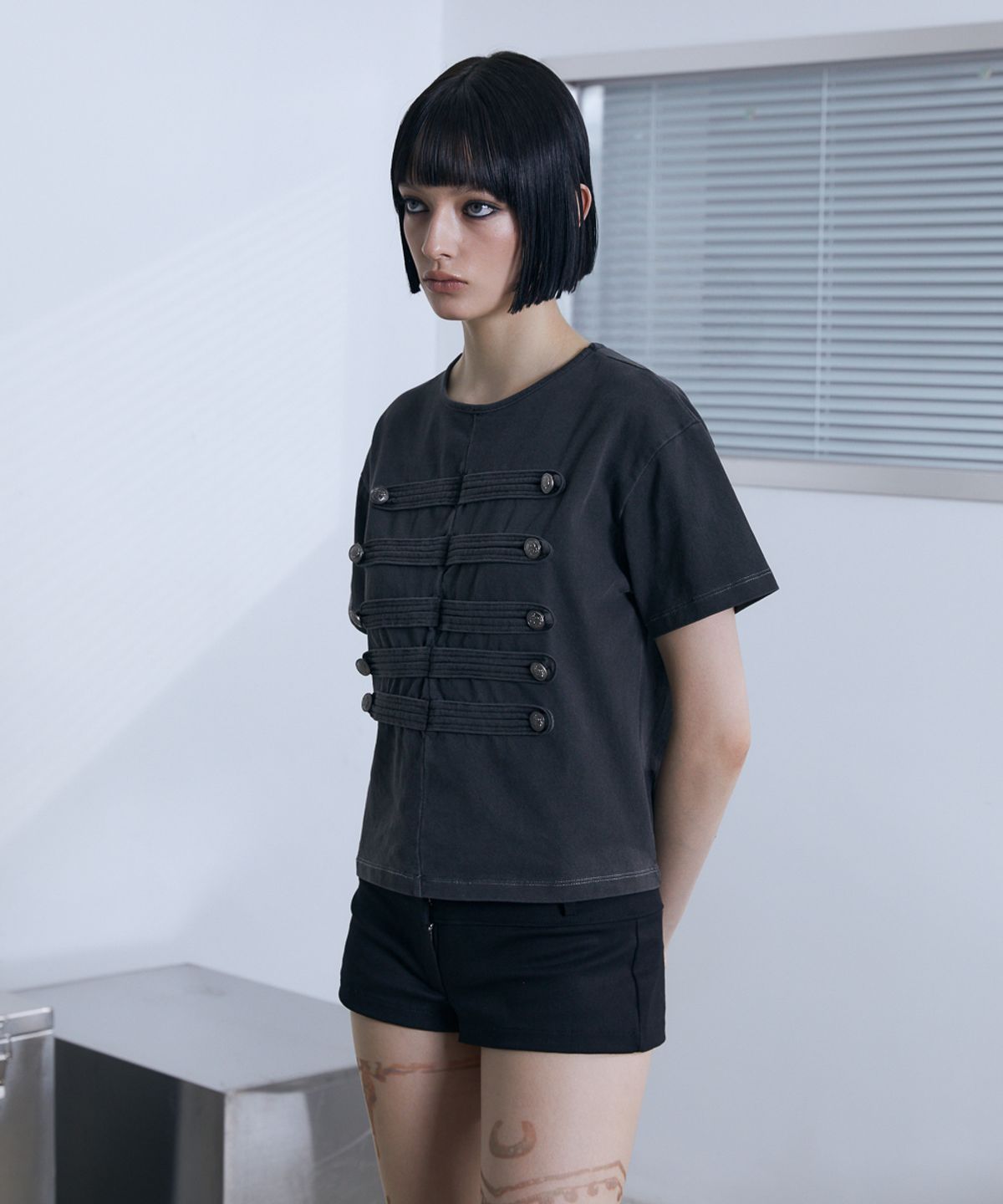 분트(VOONT) Napoleon Button Detail T-Shirt (CHARCOAL)