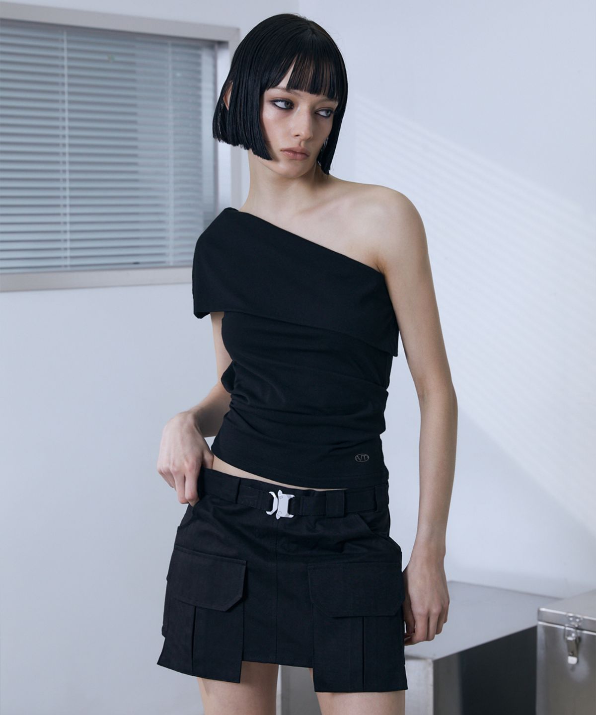분트(VOONT) Asymmetric Drape Slim Top (BLACK)
