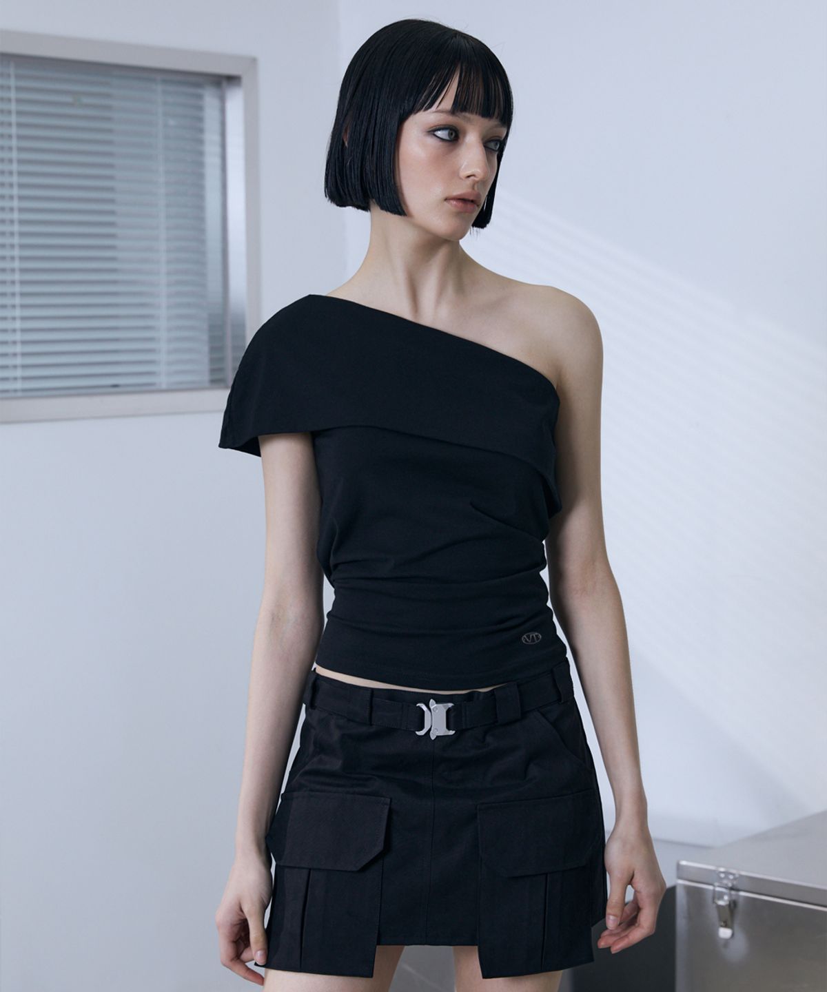 분트(VOONT) Asymmetric Drape Slim Top (BLACK)