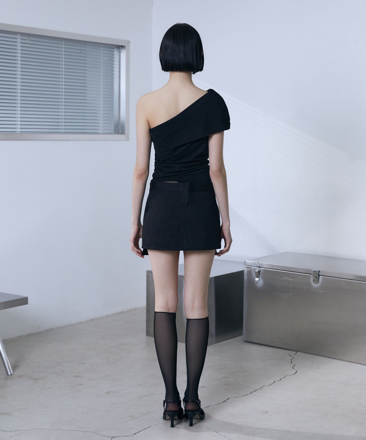 분트(VOONT) Asymmetric Drape Slim Top (BLACK)