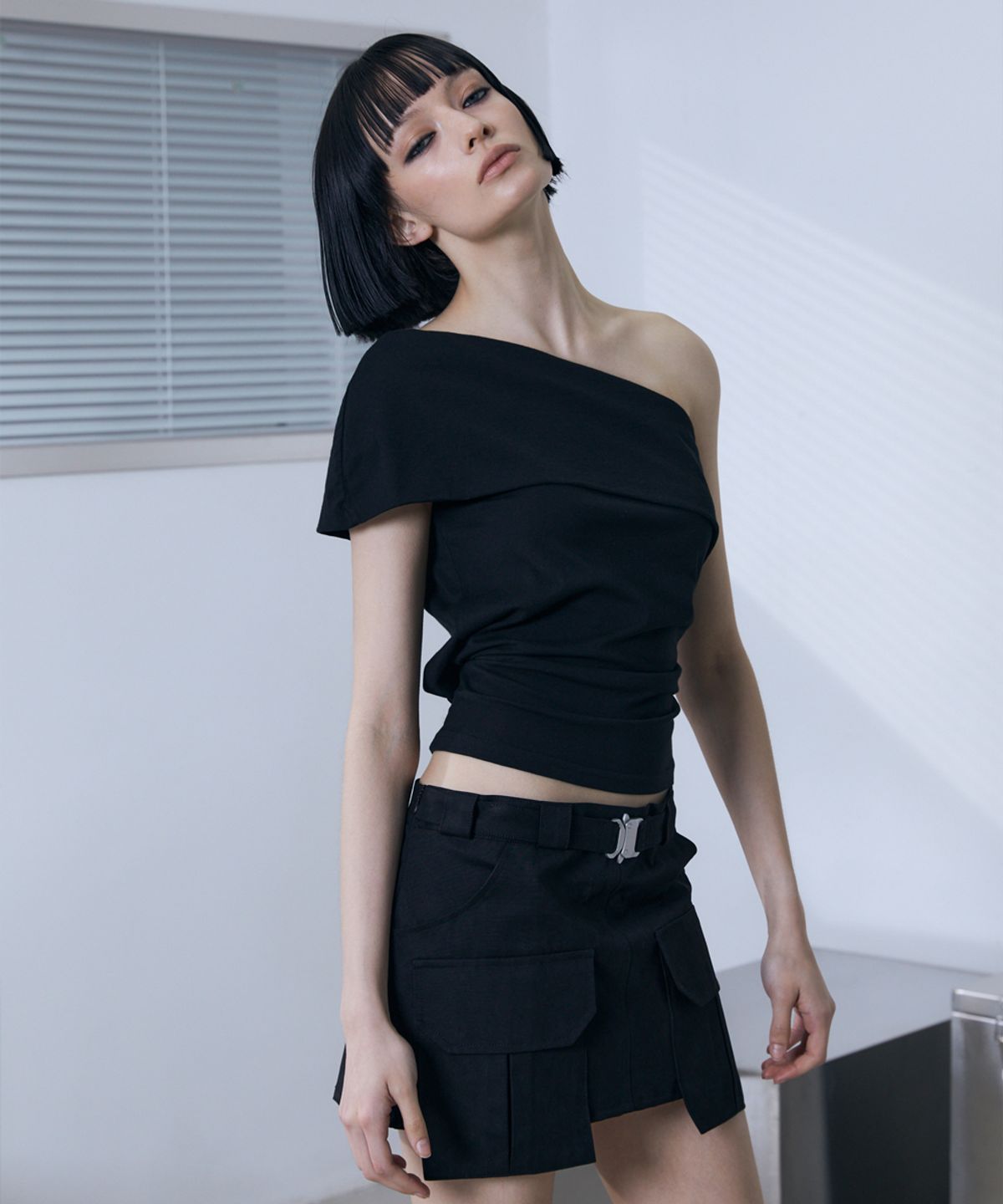 분트(VOONT) Asymmetric Drape Slim Top (BLACK)