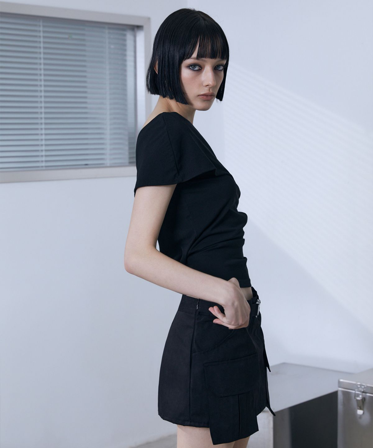 분트(VOONT) Asymmetric Drape Slim Top (BLACK)
