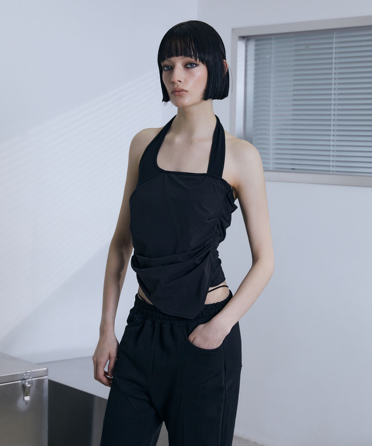 분트(VOONT) Diagonal Panel Halter Sleeveless (BLACK)