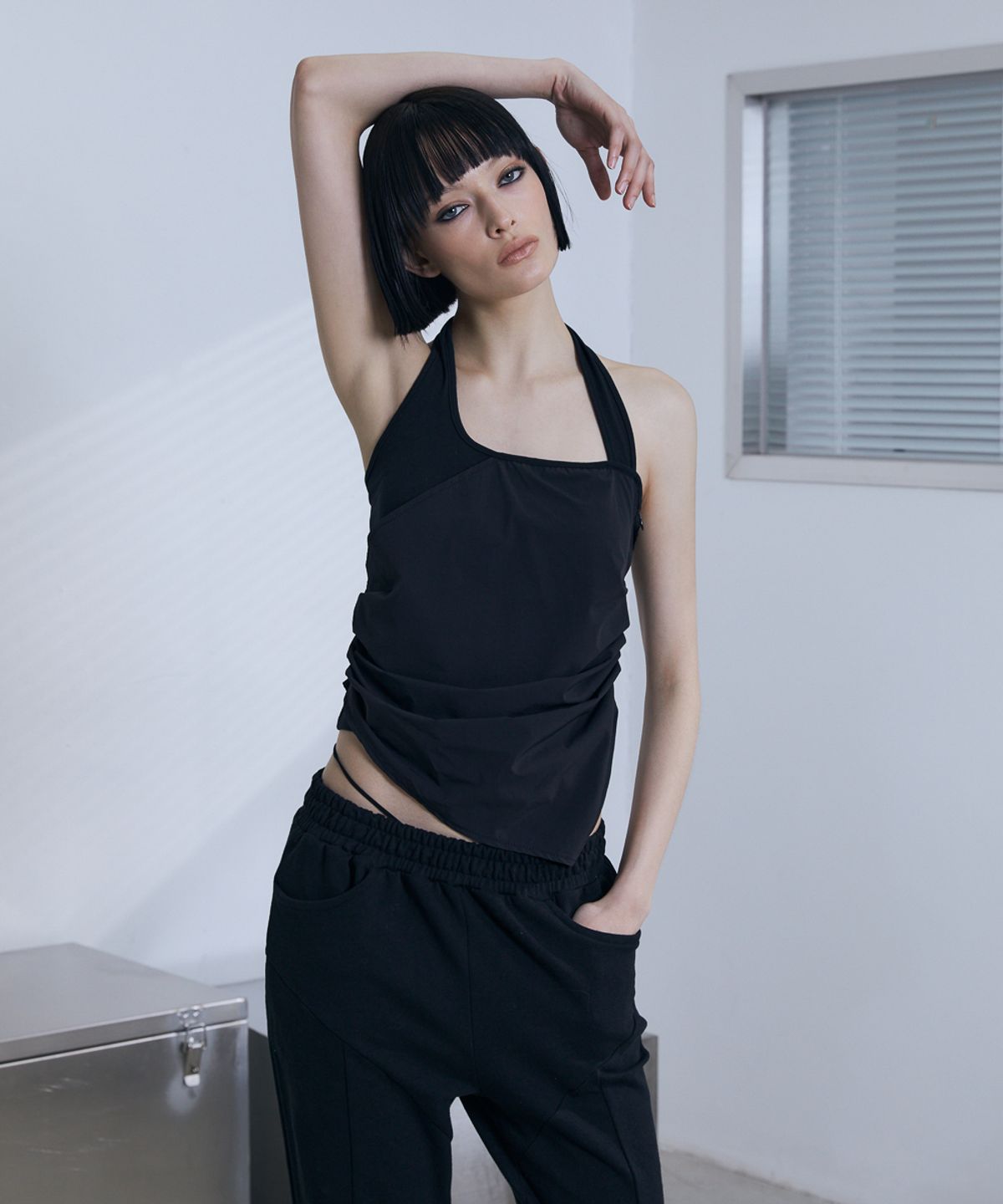 분트(VOONT) Diagonal Panel Halter Sleeveless (BLACK)