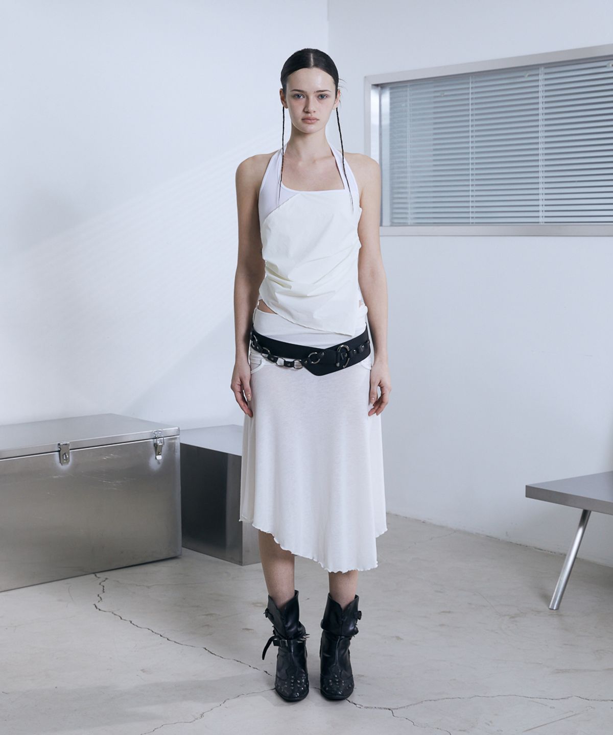 분트(VOONT) Diagonal Panel Halter Sleeveless (IVORY)