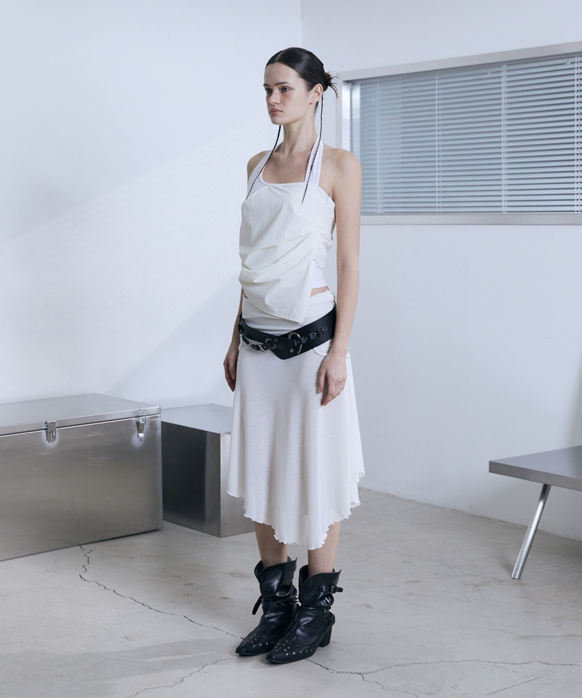 분트(VOONT) Diagonal Panel Halter Sleeveless (IVORY)