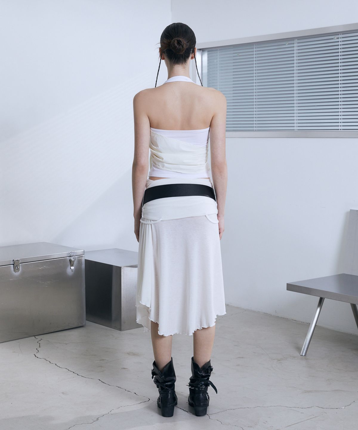 분트(VOONT) Diagonal Panel Halter Sleeveless (IVORY)