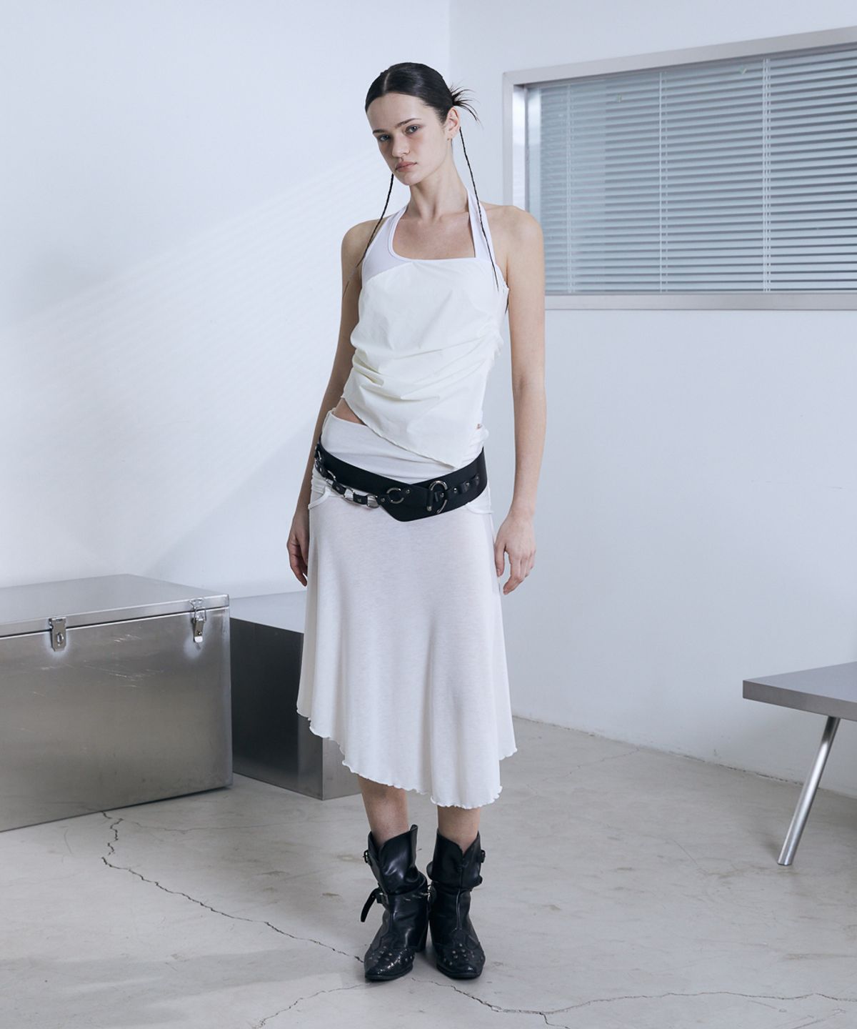 분트(VOONT) Diagonal Panel Halter Sleeveless (IVORY)