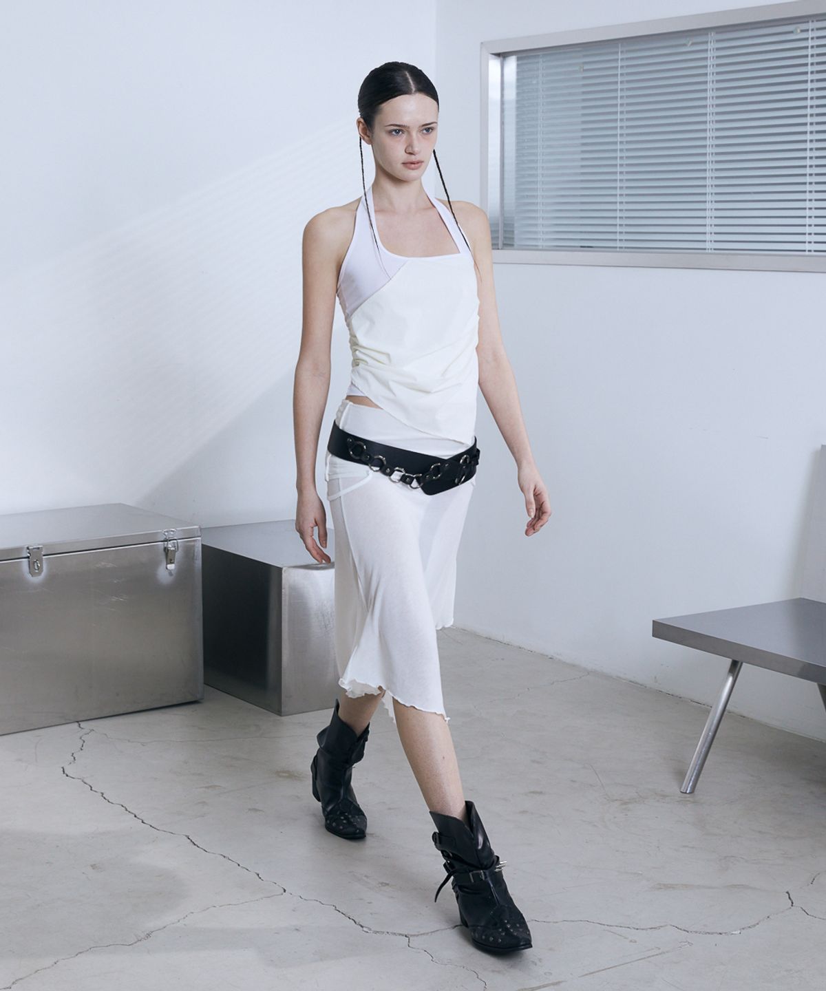 분트(VOONT) Diagonal Panel Halter Sleeveless (IVORY)