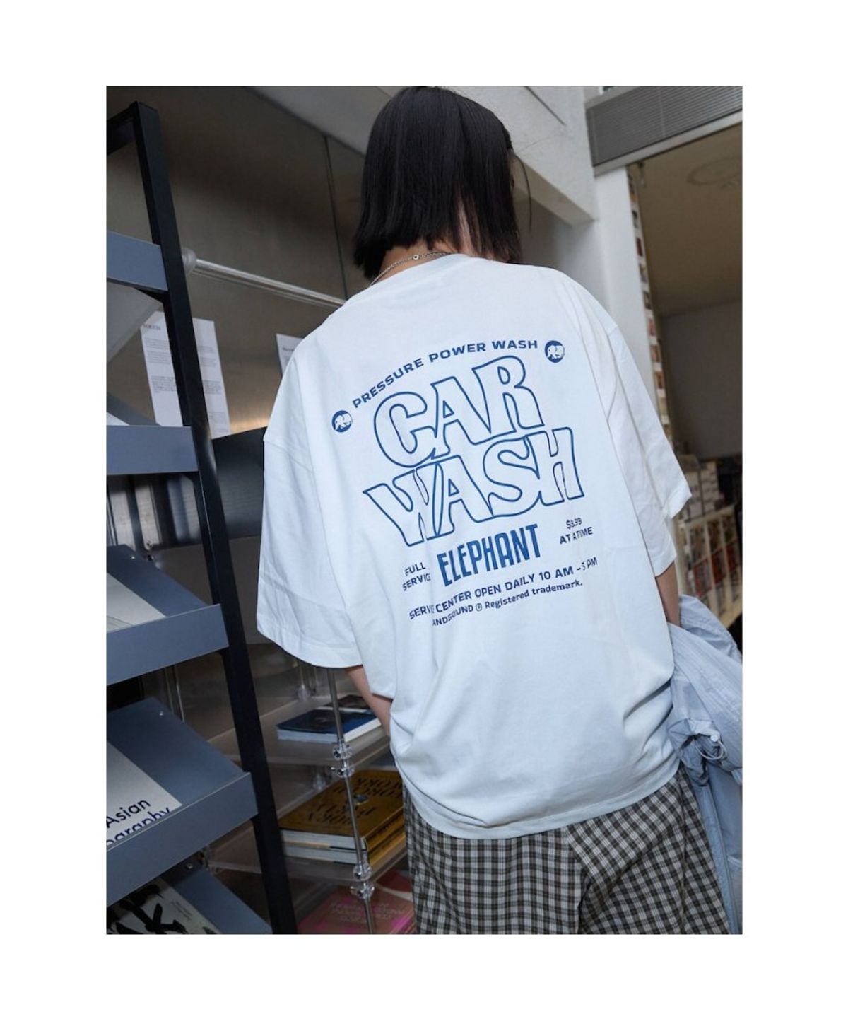 샌드 사운드(SAND SOUND) (UNISEX) 카 워시 백프린트 반소매 티셔츠  화이트