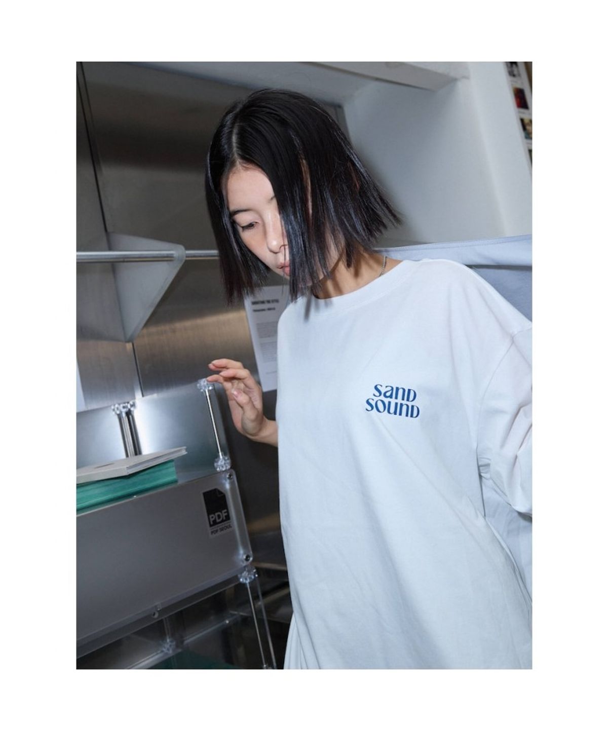 샌드 사운드(SAND SOUND) (UNISEX) 카 워시 백프린트 반소매 티셔츠  화이트