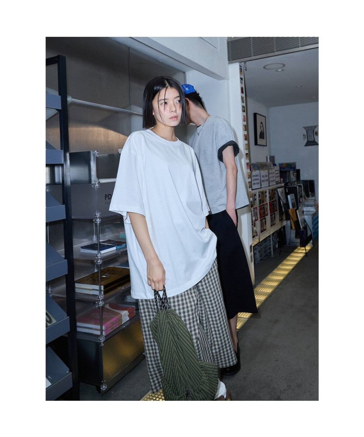 샌드 사운드(SAND SOUND) (UNISEX) 카 워시 백프린트 반소매 티셔츠  화이트