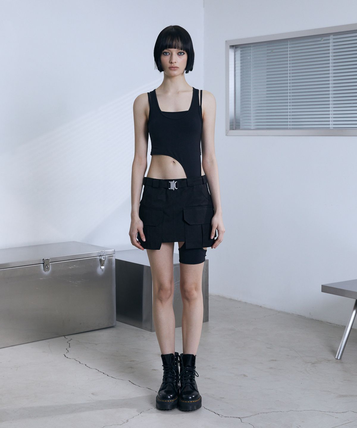 분트(VOONT) Cut Out Garter Sleeveless (BLACK)