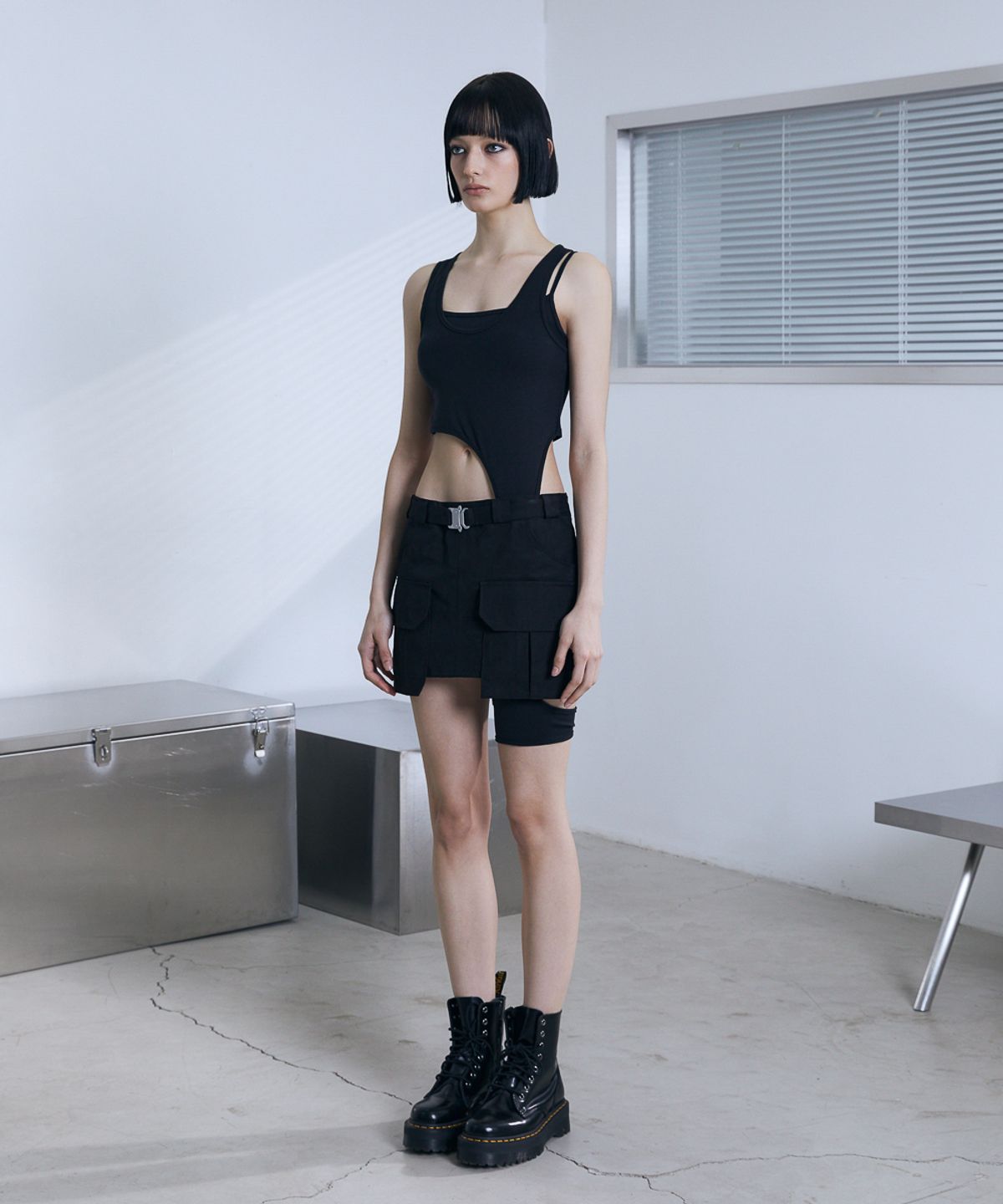 분트(VOONT) Cut Out Garter Sleeveless (BLACK)