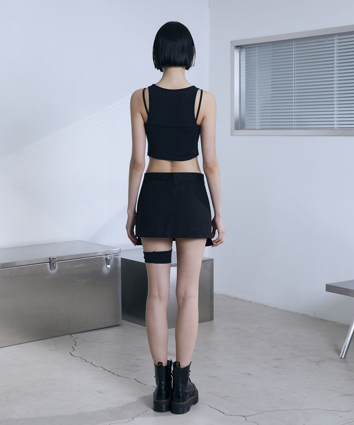 분트(VOONT) Cut Out Garter Sleeveless (BLACK)