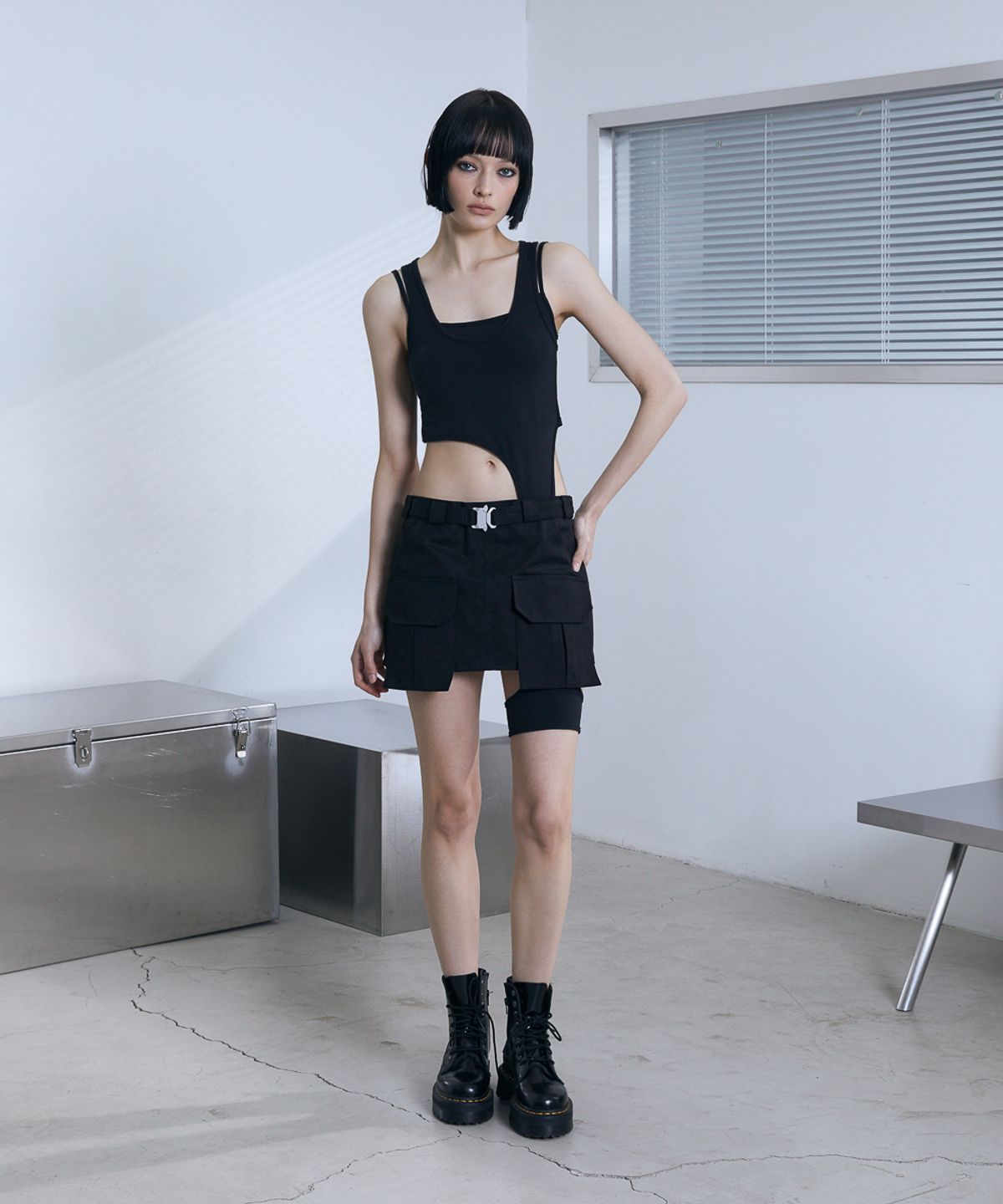 분트(VOONT) Cut Out Garter Sleeveless (BLACK)