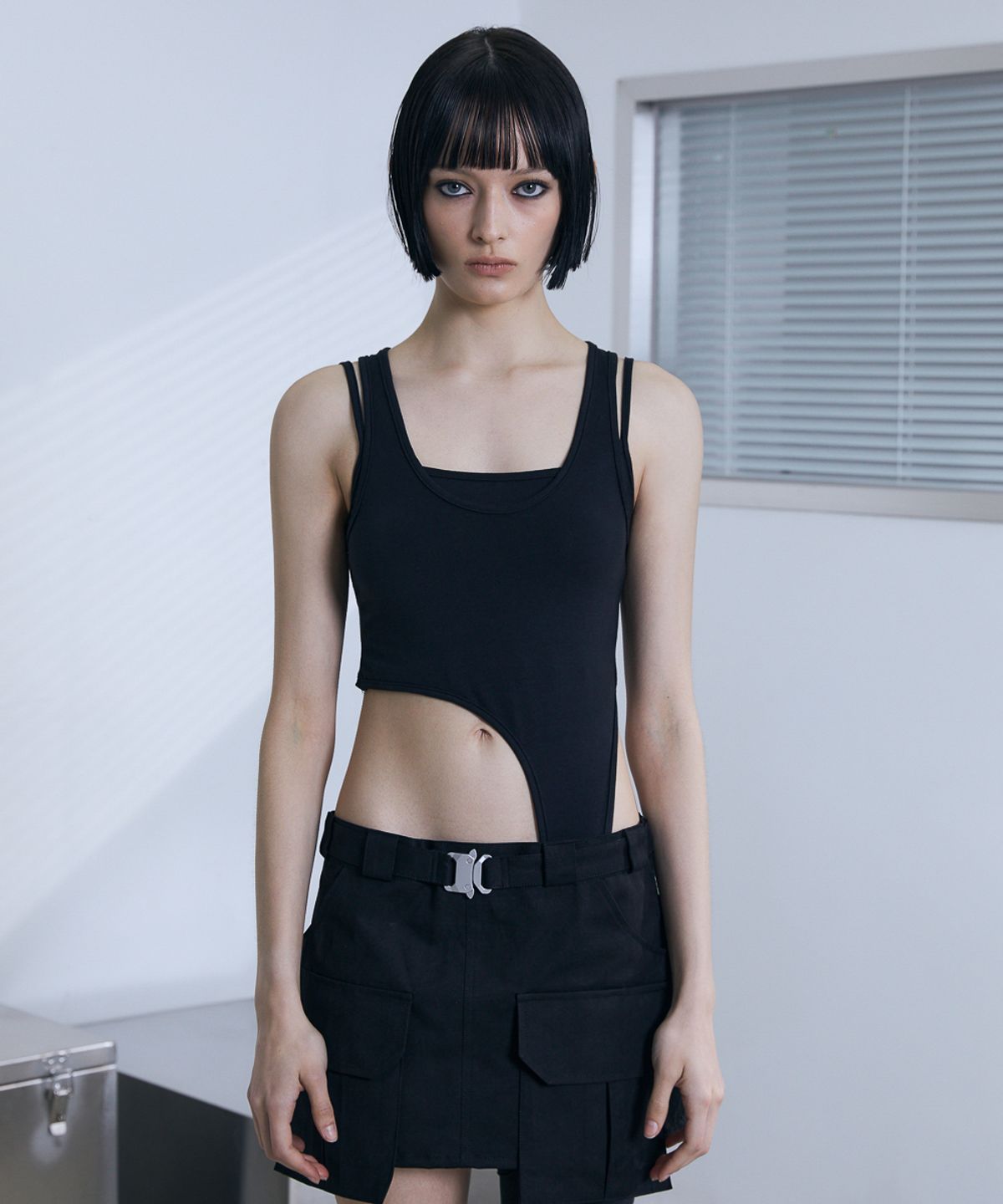 분트(VOONT) Cut Out Garter Sleeveless (BLACK)