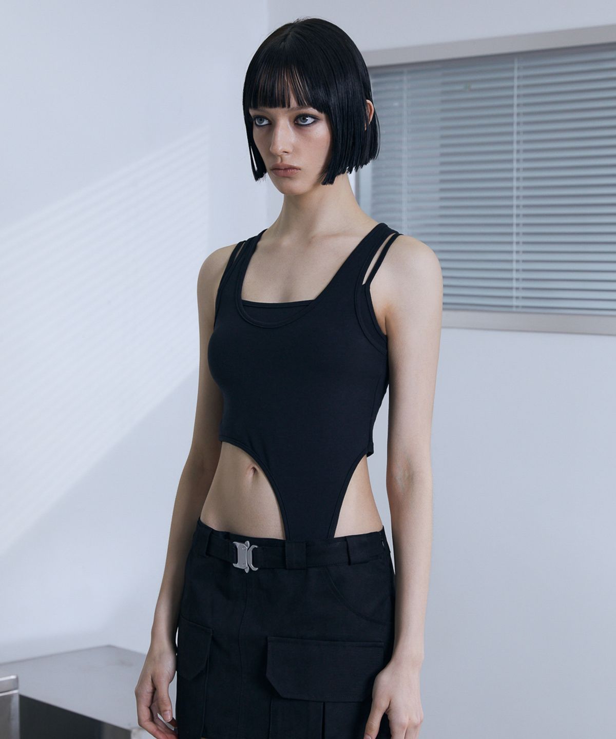 분트(VOONT) Cut Out Garter Sleeveless (BLACK)