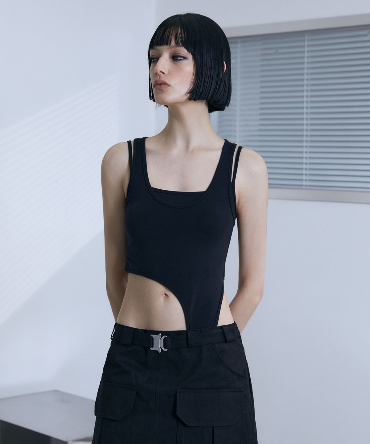 분트(VOONT) Cut Out Garter Sleeveless (BLACK)