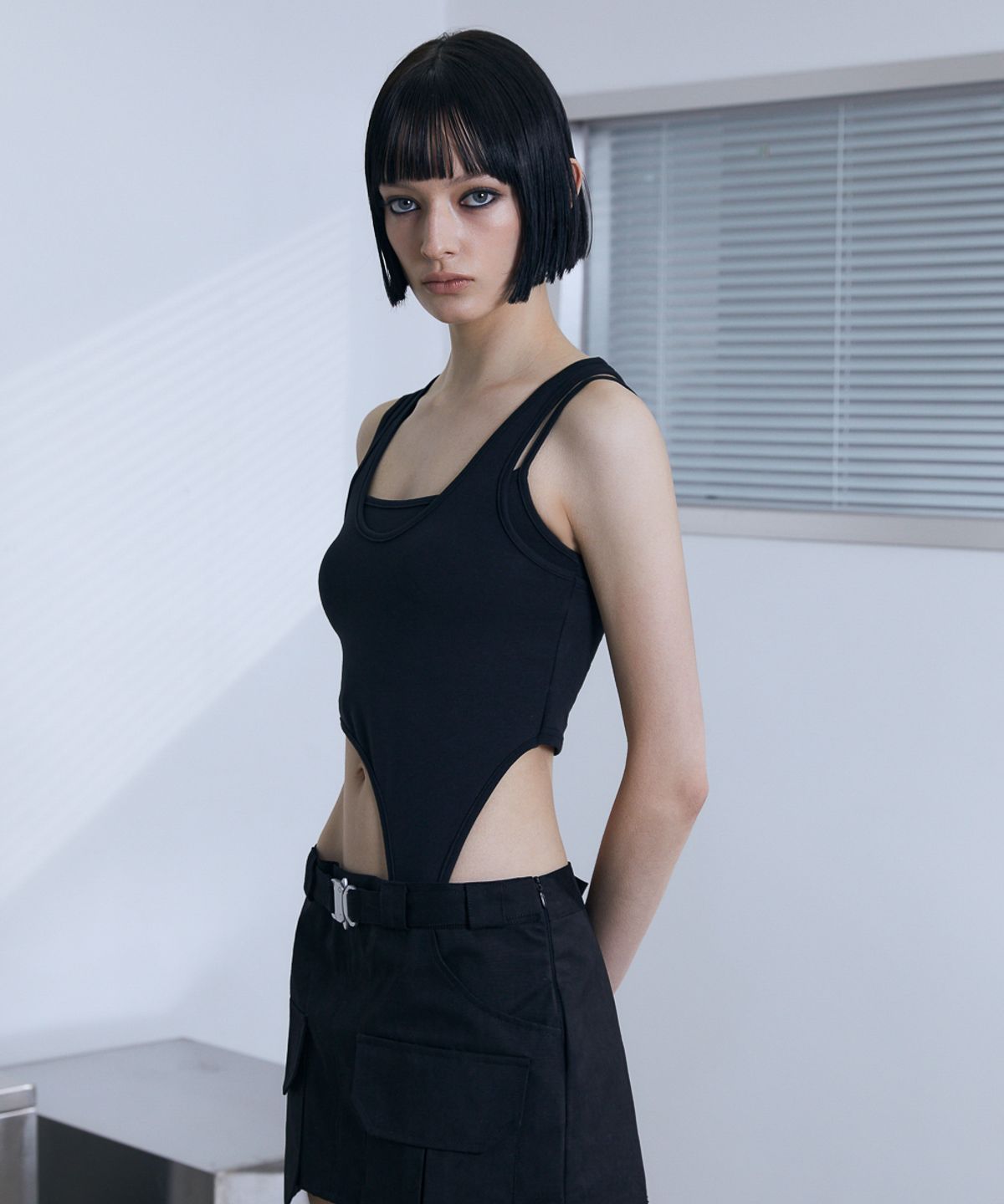 분트(VOONT) Cut Out Garter Sleeveless (BLACK)