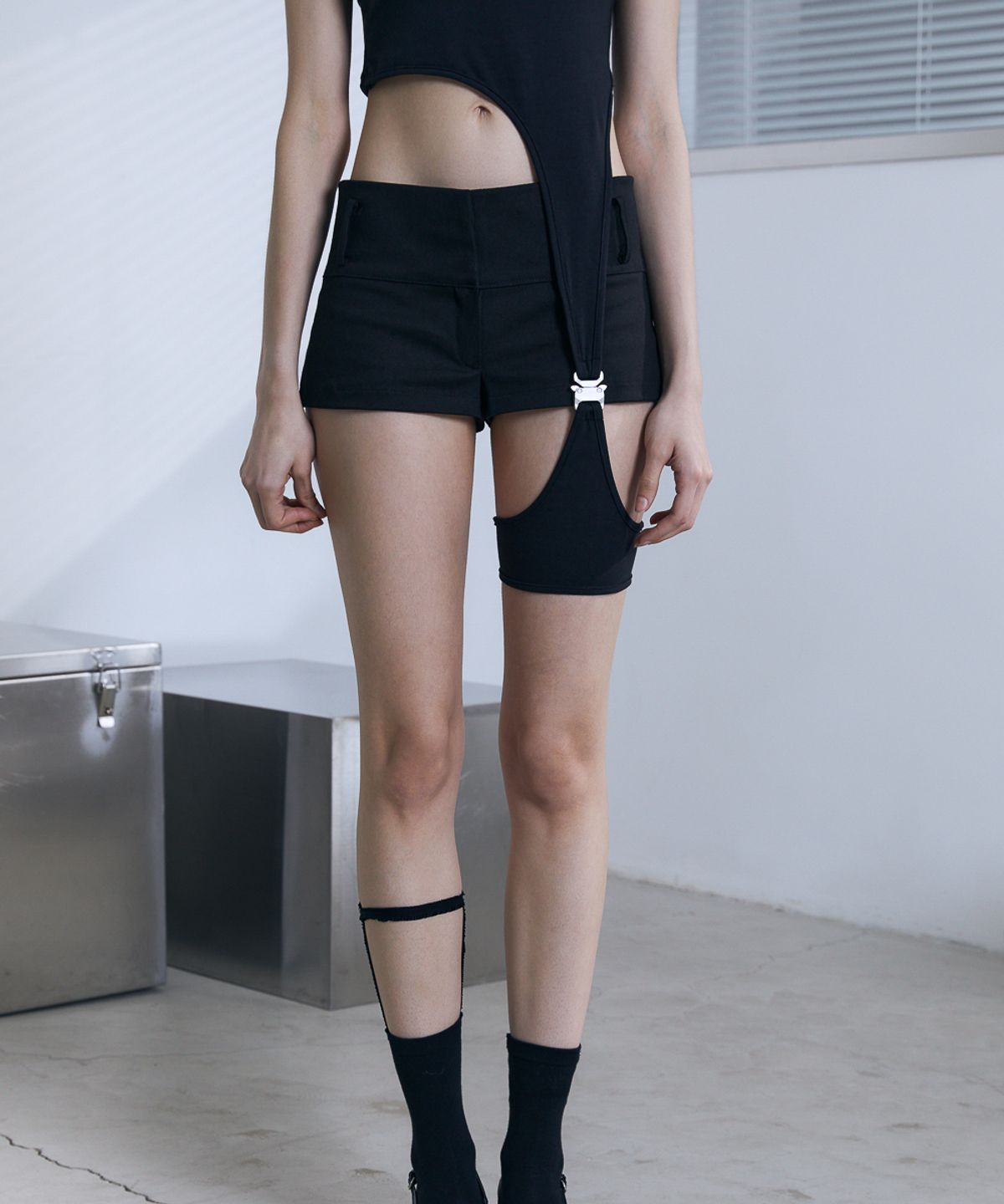 분트(VOONT) Cut Out Garter Sleeveless (BLACK)
