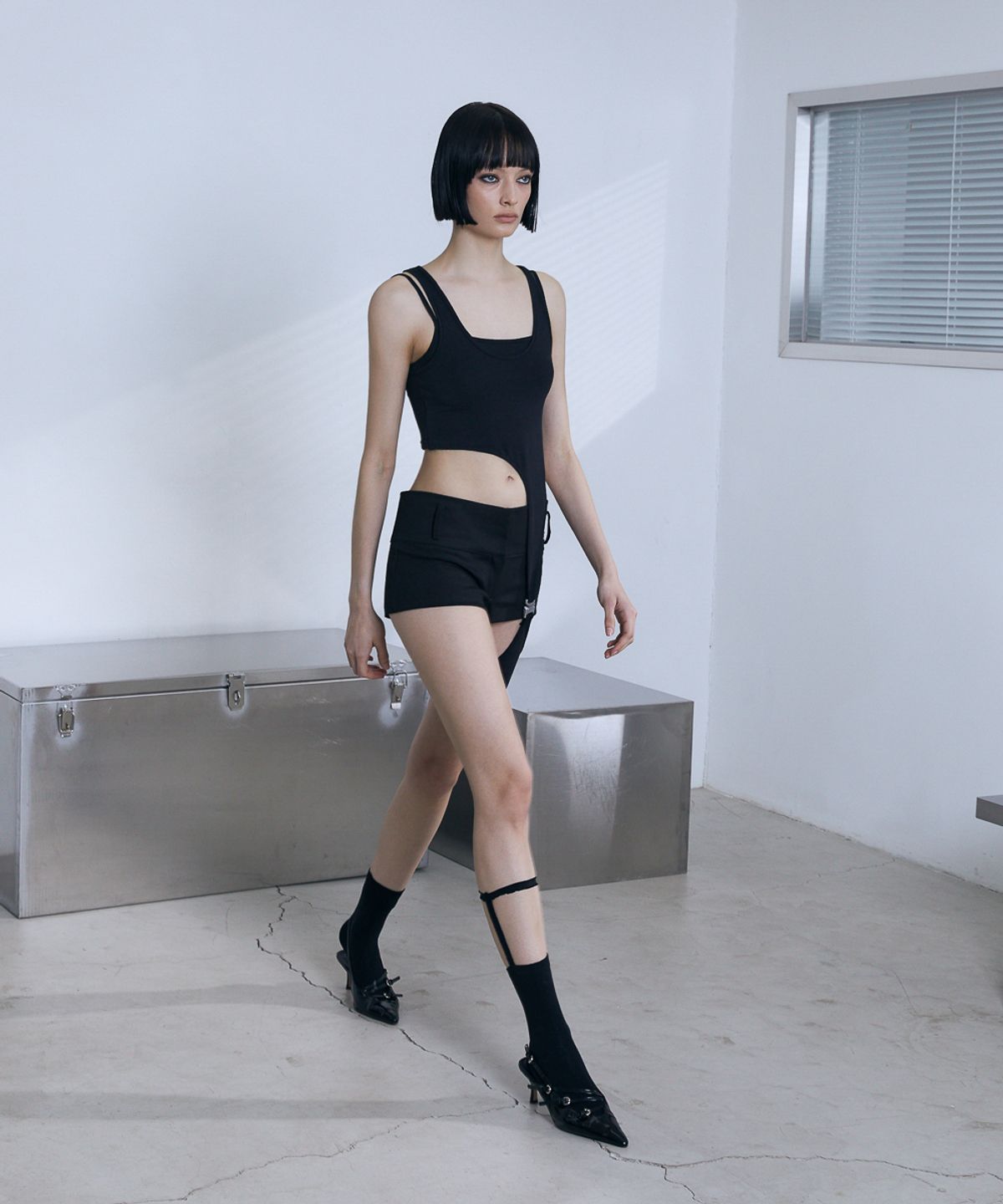 분트(VOONT) Cut Out Garter Sleeveless (BLACK)