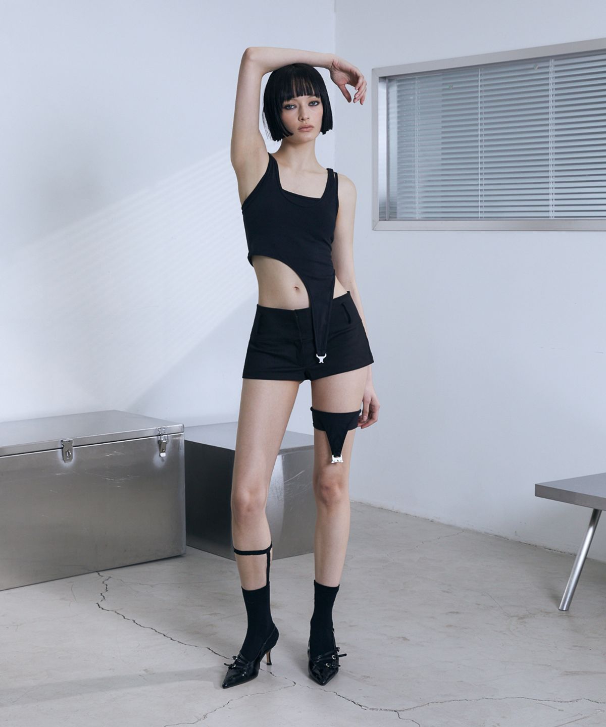 분트(VOONT) Cut Out Garter Sleeveless (BLACK)